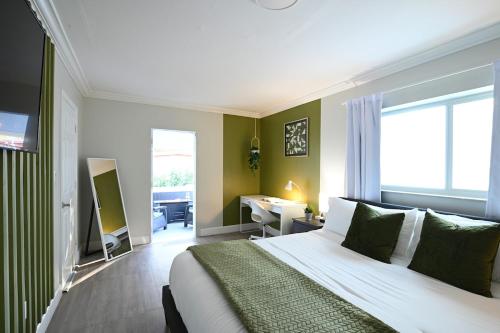 Olympia LUX House 4BR, Heated POOL, BBQ, BAR in Westwood Lakes