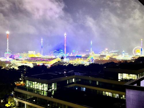 Skyline & Oktoberfest in München, Deutschland