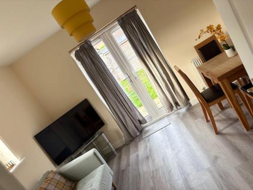 Quiet Yellow Rest House Sleeps 7
