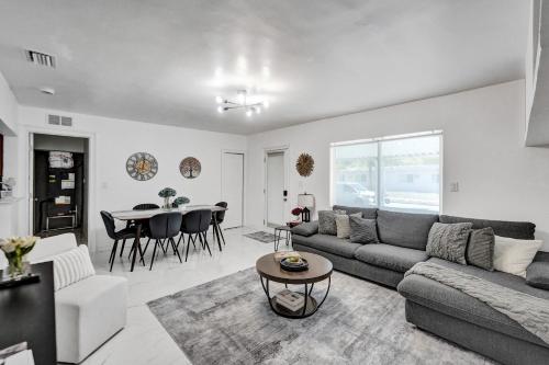 Charming 3 bedroom getaway house in Hollywood - image 2
