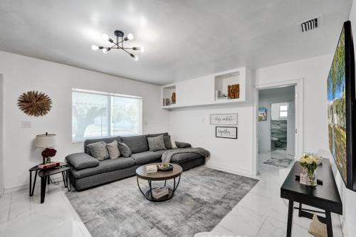 Charming 3 bedroom getaway house in Hollywood - image 5