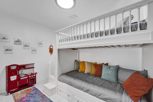 Charming 3 bedroom getaway house in Hollywood - image 4