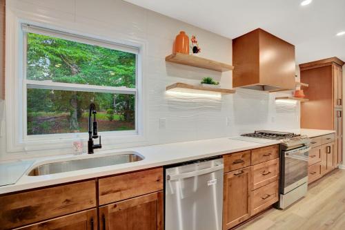 Peaceful & Luxurious 4 Bed Ranch Zen Retreat in Peachtree City in Peachtree City (GA)