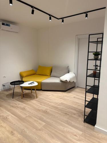 Regina's Modern Two-Bedroom Apartment in Center, Skopje (photo 8)