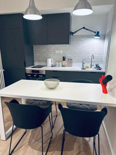 Regina's Modern Two-Bedroom Apartment in Center, Skopje (photo 7)