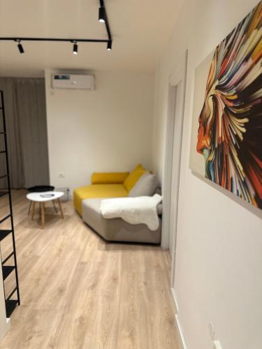 Regina's Modern Two-Bedroom Apartment in Center, Skopje (photo 4)