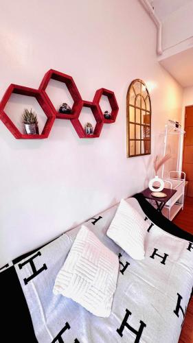 Minimalist Condo near NAIA Free Netflix Pool Balcony, Манила
