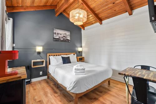 1 queen bed, 2 twin beds