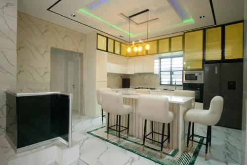 Lily Luxury Home Shortlet Apartments in Ovwian