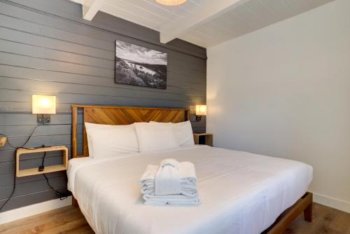 1 king bed, 2 bunk beds