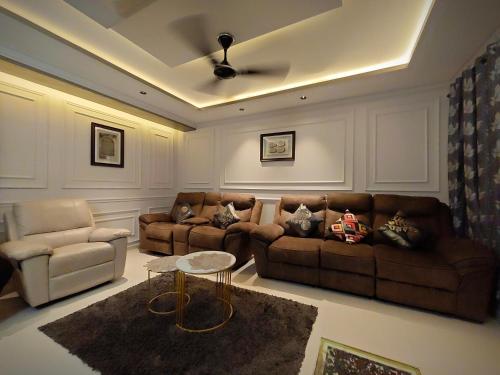 AL-MANAL 203 Grand luxe 3BHK Suite - Paduvari Proper