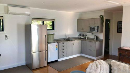 Redwood Cottage - Essential Comfort in Redwood Valley