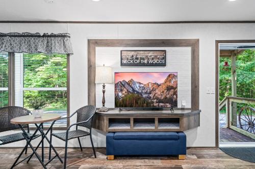 Shared lounge/TV area, Bon Air Bungalow in Pleasant Hill (IA)