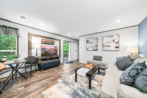 Shared lounge/TV area, Bon Air Bungalow in Pleasant Hill (IA)