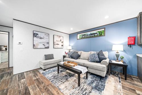 Shared lounge/TV area, Bon Air Bungalow in Pleasant Hill (IA)