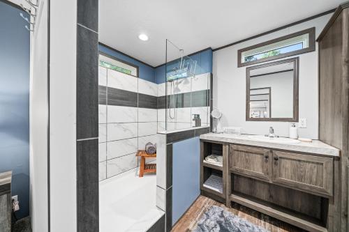 Bathroom, Bon Air Bungalow in Pleasant Hill (IA)