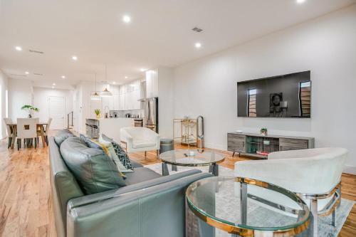 Uptown Modern with Private Patio & 1Gbps Wi-Fi 1