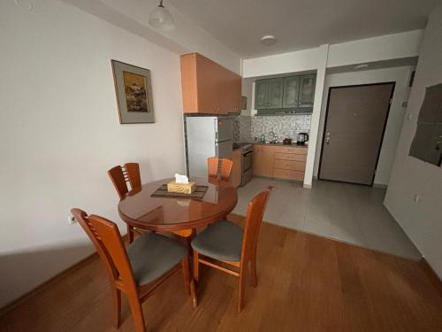 Cozy Corner Apartment-Free Parking, Скопье (фото 10)
