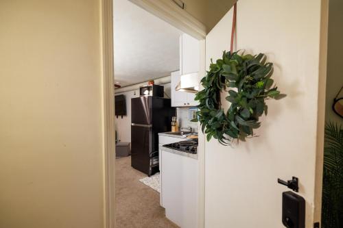 ห้องครัว, Private Basement Stay with Firepit Perfect for Families in ลอว์เรนซ์วิลล์