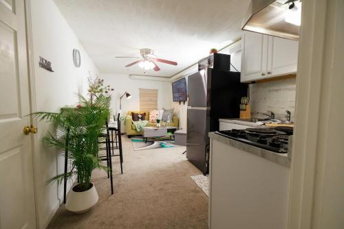 ห้องครัว, Private Basement Stay with Firepit Perfect for Families in ลอว์เรนซ์วิลล์