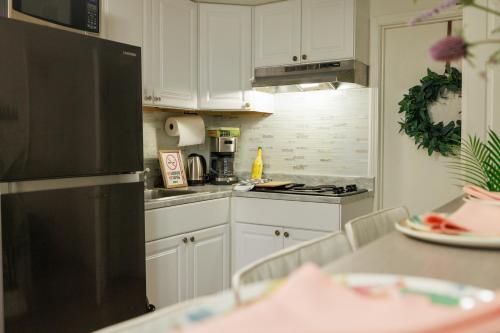 ทัศนียภาพภายนอกโรงแรม, Private Basement Stay with Firepit Perfect for Families in ลอว์เรนซ์วิลล์