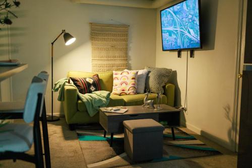 บริการและสิ่งอำนวยความสะดวก, Private Basement Stay with Firepit Perfect for Families in ลอว์เรนซ์วิลล์