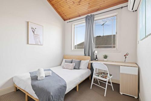 Standard Double Room - Convenient Spot in Bexley - Shared Bathroom