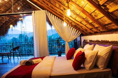 Cliff Edge Villa, Ella