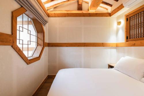 Luxury Hanok Maison Sunlit - Tap to explore photos