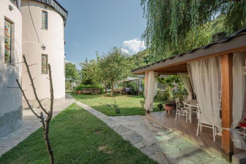 Dārzs, Villa Ananuri in Ananuri