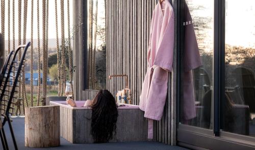 . Romantic Tiers Escape - Pink Bath, Wood-Fired Pizza, Firepit & Mountain Magic