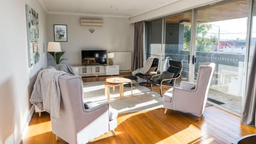陽台/露台, Prime Location Private Home Large Pool Pets welcome in 莫爾文
