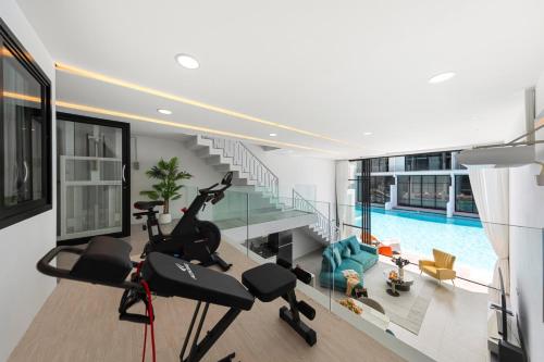 Pool Access Large Townhouse