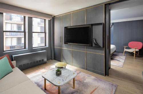 1 queen bed, 1 sofa bed