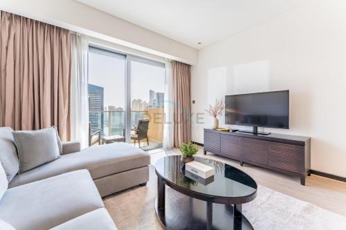 Panoramic Dubai Water Canal Views 1BR with Seamless Access to Marina Mall, Steps from the Tram, The Address Residences, Dubai Marina by Deluxe Holiday Homes, Dubai