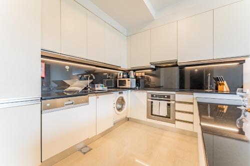 Panoramic Dubai Water Canal Views 1BR with Seamless Access to Marina Mall, Steps from the Tram, The Address Residences, Dubai Marina by Deluxe Holiday Homes, Dubái (foto 3)