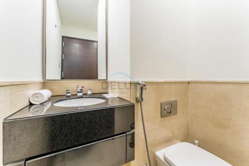 Panoramic Dubai Water Canal Views 1BR with Seamless Access to Marina Mall, Steps from the Tram, The Address Residences, Dubai Marina by Deluxe Holiday Homes, Dubái (foto 5)