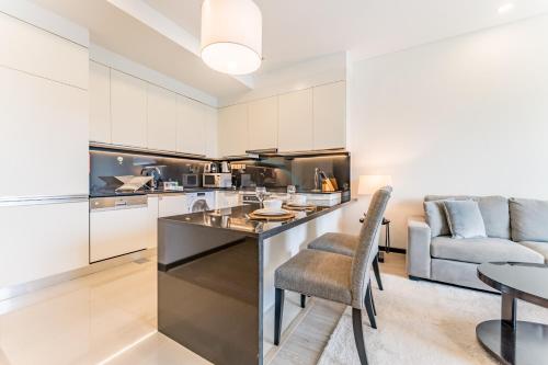 Panoramic Dubai Water Canal Views 1BR with Seamless Access to Marina Mall, Steps from the Tram, The Address Residences, Dubai Marina by Deluxe Holiday Homes, Dubái (foto 4)