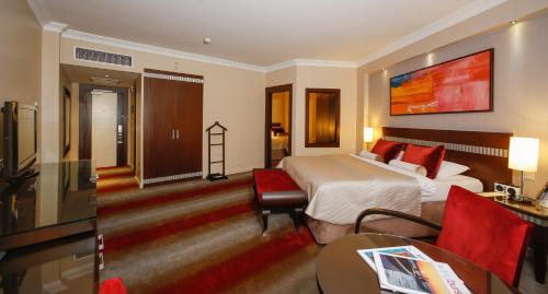 1 double bed, 2 twin beds