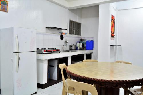 ห้องครัว, คาร์โลส เรสซิเดนซ์ อิน บาเกียว (Carlos Residence In Baguio) in แคมป์ 7