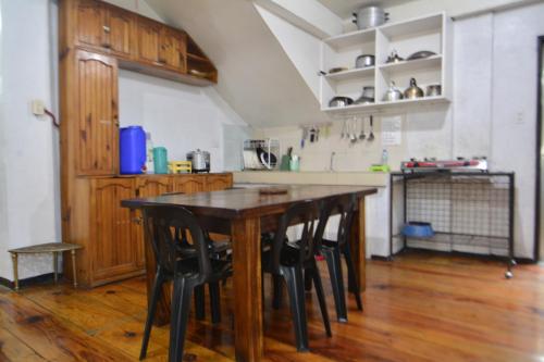 ห้องครัว, คาร์โลส เรสซิเดนซ์ อิน บาเกียว (Carlos Residence In Baguio) in แคมป์ 7