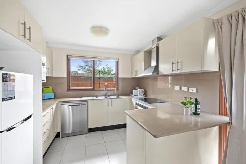 Kitchen, Tranquil Queen Room - Centrally Located at Milperra - Shared Bathroom in Liverpool