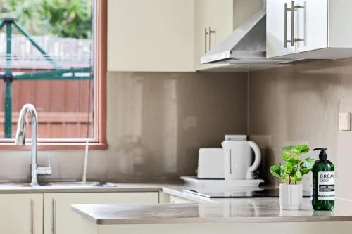 Kitchen, Tranquil Queen Room - Centrally Located at Milperra - Shared Bathroom in Liverpool
