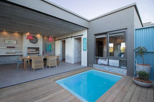 泳池, The Quarter Deck in 肯頓海