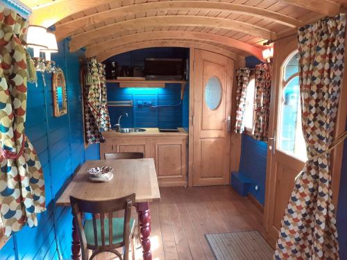 Roulotte Cosy les Roseaux bleux in Verseilles-le-Bas