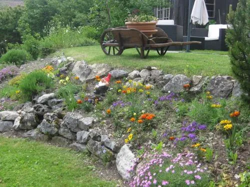 Bed & Breakfast aux Enges in Enges, Schweiz