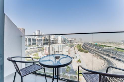 Studio Near Meydan Racecourse and Golf Club with Convenient Access to Al Meydan Road and Dubai Top Attractions, Azizi Riviera 29, Al Merkadh by Deluxe Holiday Homes, Dubaï (photo 9)