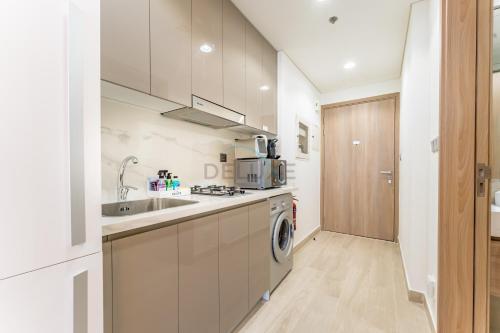 Studio Near Meydan Racecourse and Golf Club with Convenient Access to Al Meydan Road and Dubai Top Attractions, Azizi Riviera 29, Al Merkadh by Deluxe Holiday Homes, Dubaï (photo 5)