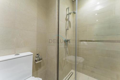 Studio Near Meydan Racecourse and Golf Club with Convenient Access to Al Meydan Road and Dubai Top Attractions, Azizi Riviera 29, Al Merkadh by Deluxe Holiday Homes, Dubaï (photo 4)