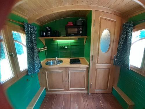 Roulotte Cosy le Chêne Vert (Roulotte Cosy le Chene Vert) in Verseilles-le-Bas